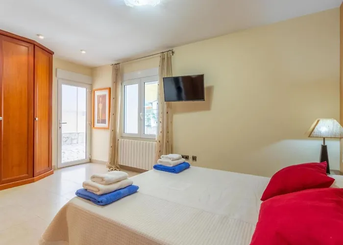 Haus Mit Privatem Pool- Garten Und Privatem Parkplatz By Interhome *