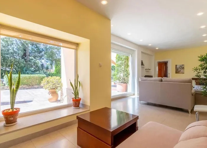 Haus Mit Privatem Pool- Garten Und Privatem Parkplatz By Interhome Hébergement de vacances *