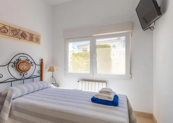 Haus Mit Privatem Pool- Garten Und Privatem Parkplatz By Interhome